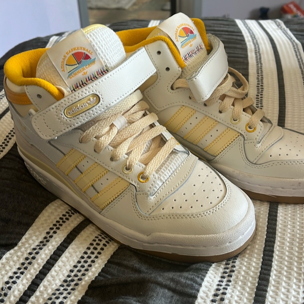 New adidas forum yellow. Worn once for a few hours indoors. Clean.